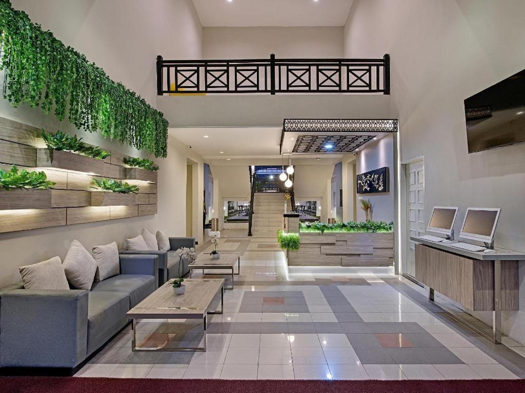Whiz Prime Hotel Darmo Harapan Surabaya Exterior foto