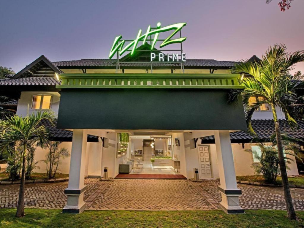 Whiz Prime Hotel Darmo Harapan Surabaya Exterior foto