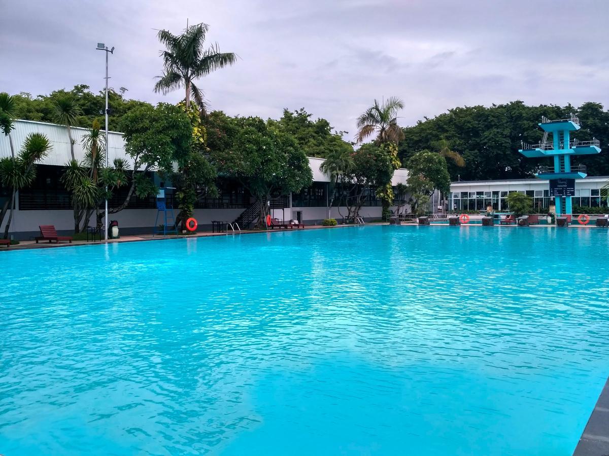 Whiz Prime Hotel Darmo Harapan Surabaya Exterior foto