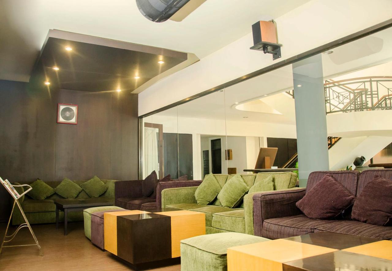 Whiz Prime Hotel Darmo Harapan Surabaya Exterior foto