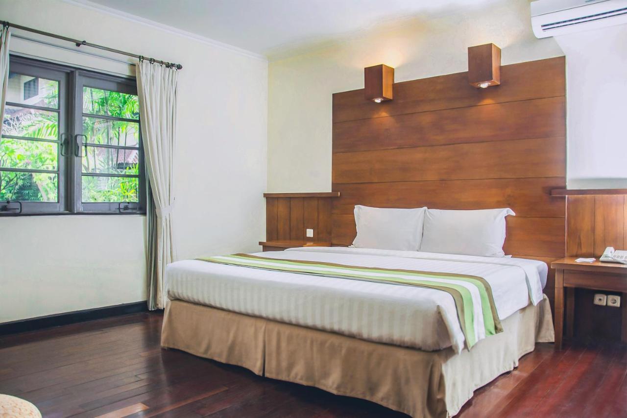 Whiz Prime Hotel Darmo Harapan Surabaya Exterior foto