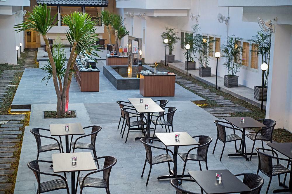 Whiz Prime Hotel Darmo Harapan Surabaya Exterior foto