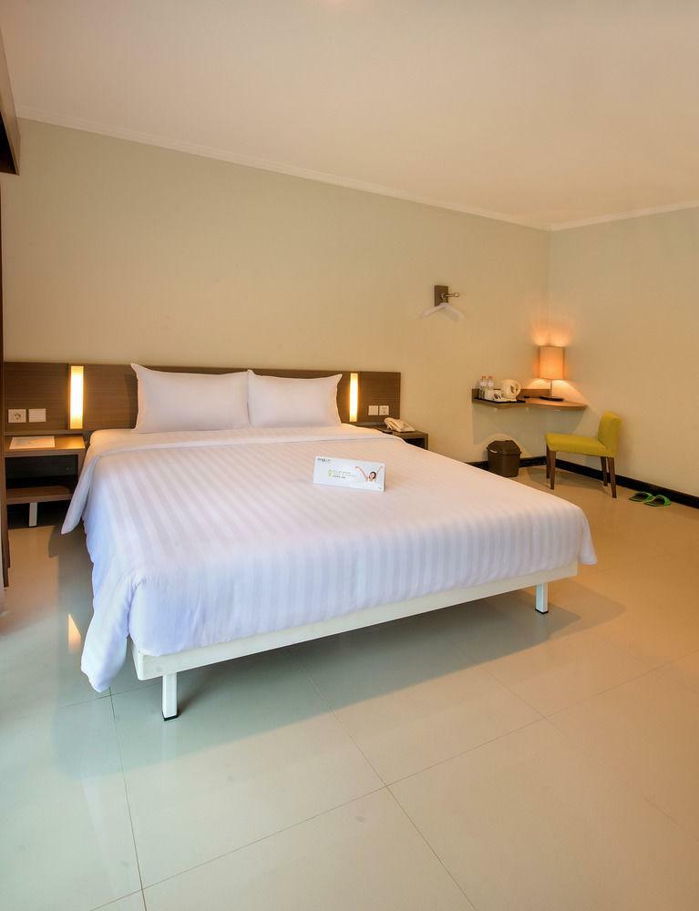 Whiz Prime Hotel Darmo Harapan Surabaya Exterior foto